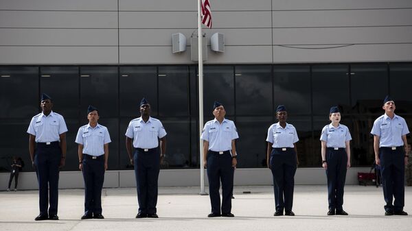 Militares recém-formados durante a Cerimônia da Moeda na Base Conjunta San Antonio-Lackland, San Antonio, EUA, 26 de abril de 2023 - Sputnik Brasil