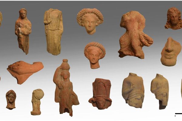 Durante escavações em um santuário na ilha grega de Kythnos, arqueólogos descobriram mais de 2.000 figuras votivas intactas - Sputnik Brasil