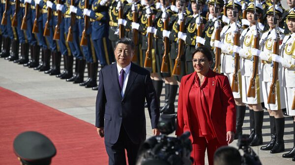 A presidente hondurenha, Xiomara Castro (D), e o presidente da China, Xi Jinping, inspecionam os guardas de honra chineses durante uma cerimônia de boas-vindas do lado de fora do Grande Salão do Povo em Pequim, 12 de junho de 2023 - Sputnik Brasil