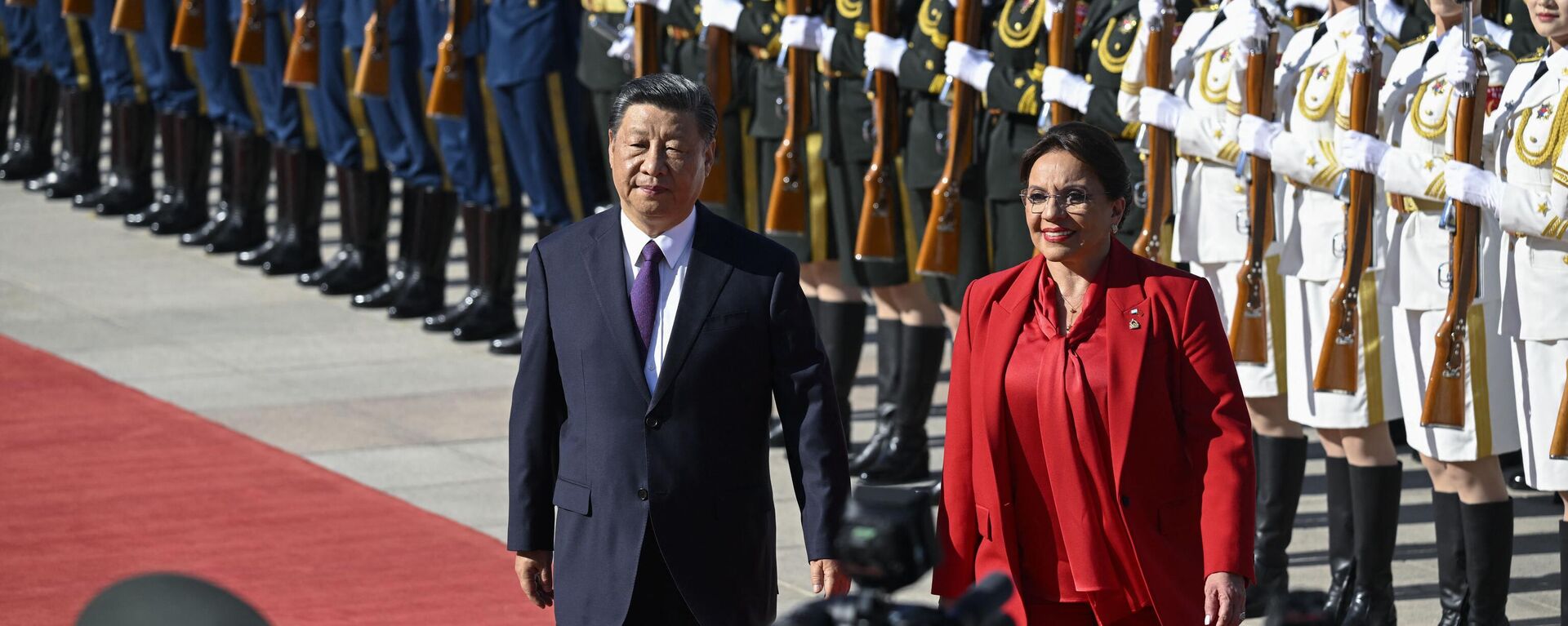 A presidente hondurenha, Xiomara Castro (D), e o presidente da China, Xi Jinping, inspecionam os guardas de honra chineses durante uma cerimônia de boas-vindas do lado de fora do Grande Salão do Povo em Pequim, 12 de junho de 2023 - Sputnik Brasil, 1920, 12.06.2023