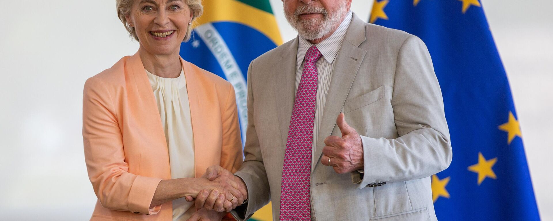 O presidente Luiz Inácio Lula da Silva recebe a presidente da Comissão Europeia, Ursula von der Leyen, no Palácio do Planalto, Brasília, 12 de junho de 2023 - Sputnik Brasil, 1920, 12.06.2023