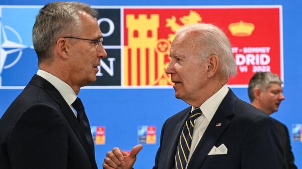 Jens Stoltenberg, secretário-geral da OTAN (à esquerda), e Joe Biden, presidente dos EUA (à direita), falam antes de reunião na cúpula da Aliança Atlântica no Centro de Congresso Ifema, Madri, Espanha, 30 de junho de 2022 - Sputnik Brasil