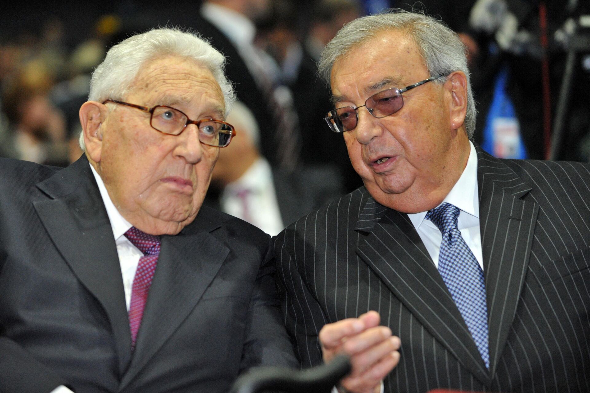 O ex-primeiro-ministro da Rússia, Yevgeny Primakov (à direita), e o ex-secretário de Estado dos Estados Unidos, Henry Kissinger, falam enquanto participam do Fórum Econômico anual em São Petersburgo, em 21 de junho de 2012 - Sputnik Brasil, 1920, 13.06.2023