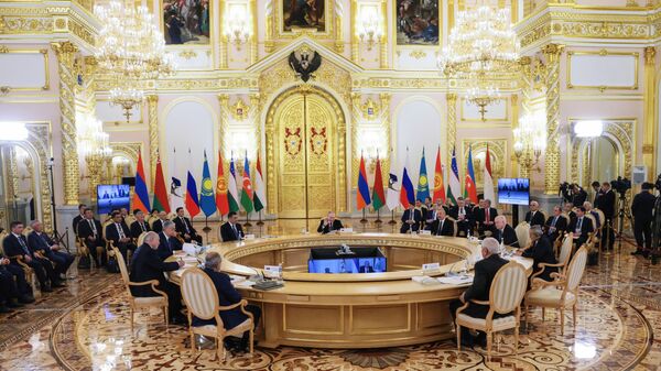 O presidente russo, Vladimir Putin, ao centro, fala em uma reunião do Conselho Econômico Supremo da Eurásia no Kremlin em Moscou, Rússia, 25 de maio de 2023 - Sputnik Brasil