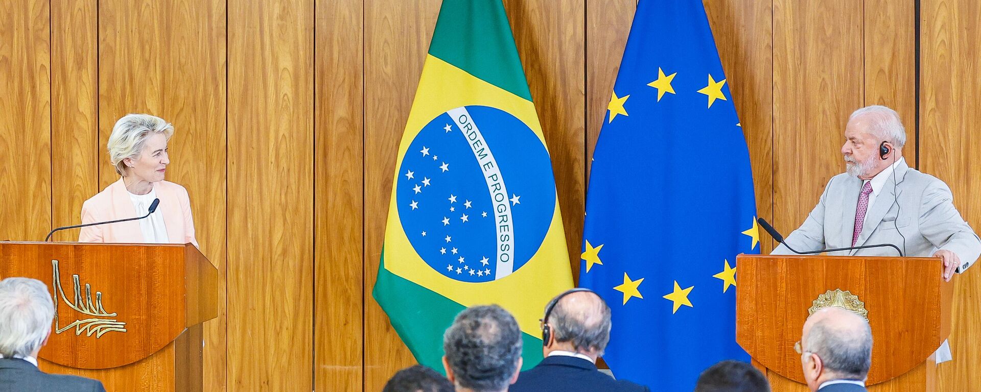 Presidente da Comissão Europeia, Ursula von der Leyen, Presidente da República, Luís Inácio Lula da Silva, durante declaração à imprensa Palácio do Planalto, 12 de junho de 2023 - Sputnik Brasil, 1920, 14.06.2023