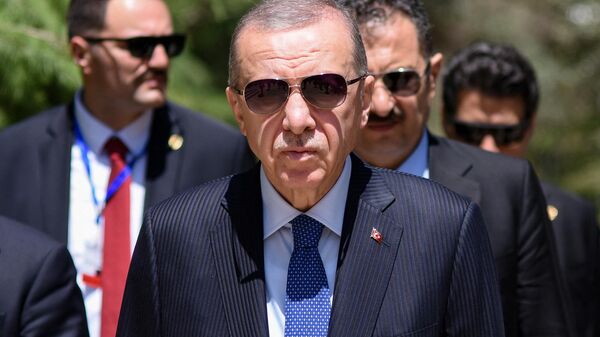 O presidente turco Recep Tayyip Erdogan participa de uma cerimônia de colocação de coroa de flores no túmulo do ex-presidente azeri Heydar Aliyev no Beco da Honra - um cemitério público e memorial - em Baku durante sua visita de estado ao Azerbaijão em 13 de junho de 2023 - Sputnik Brasil
