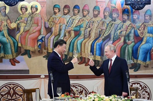Presidente da Rússia, Vladimir Putin, e o presidente da República Popular da China, Xi Jinping, numa recepção solene na Câmara Granovitaya do Kremlin de Moscou, em 21 de março de 2023. - Sputnik Brasil