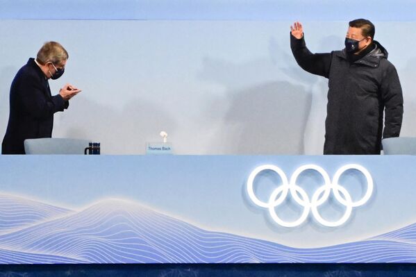 O presidente do Comitê Olímpico Internacional, Thomas Bach, cumprimenta o presidente da China, Xi Jinping, durante a cerimônia de abertura dos Jogos Olímpicos de Inverno de Pequim 2022. - Sputnik Brasil