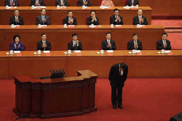 O presidente da China, Xi Jinping, faz uma reverência antes de discursar em uma cerimônia para comemorar o 90º aniversário da fundação do Exército de Libertação Popular, em 2017. - Sputnik Brasil