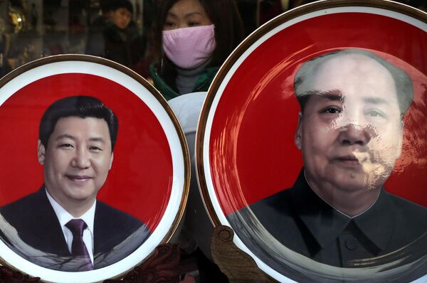 Placas de homenagem com imagens do presidente chinês Xi Jinping, à esquerda, e do falecido líder chinês Mao Zedong. - Sputnik Brasil