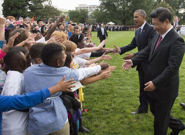 O presidente dos EUA, Barack Obama, e o presidente chinês, Xi Jinping, cumprimentam alunos das escolas. - Sputnik Brasil