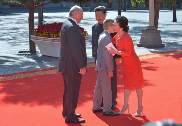 O líder chinês e sua esposa Peng Liyuan recebem o presidente belarusso Aleksandr Lukashenko com seu filho Nikolai em 2015. - Sputnik Brasil