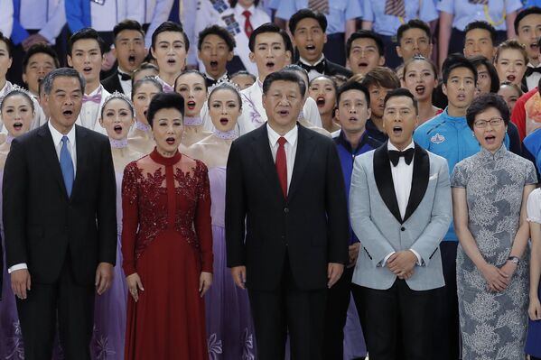 O líder chinês canta durante o grande show de variedades como parte de uma cerimônia marcando o 20º aniversário da entrega de Hong Kong à China em 2017. - Sputnik Brasil