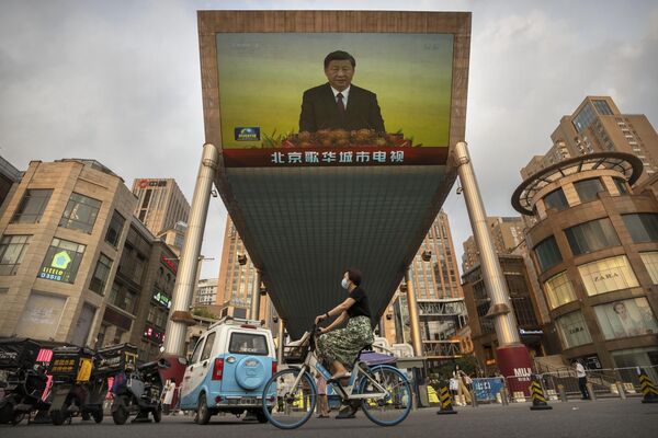 Tela de TV em um shopping de Pequim exibindo a cobertura nas notícias da televisão estatal chinesa da visita do presidente chinês Xi Jinping a Hong Kong. - Sputnik Brasil
