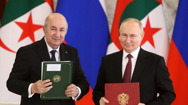 Presidente russo Vladimir Putin (à direita) e o presidente argelino Abdelmadjid Tebboune assinam declaração sobre parceria estratégica aprofundada entre a Rússia e a Argélia após as negociações no Kremlin. - Sputnik Brasil