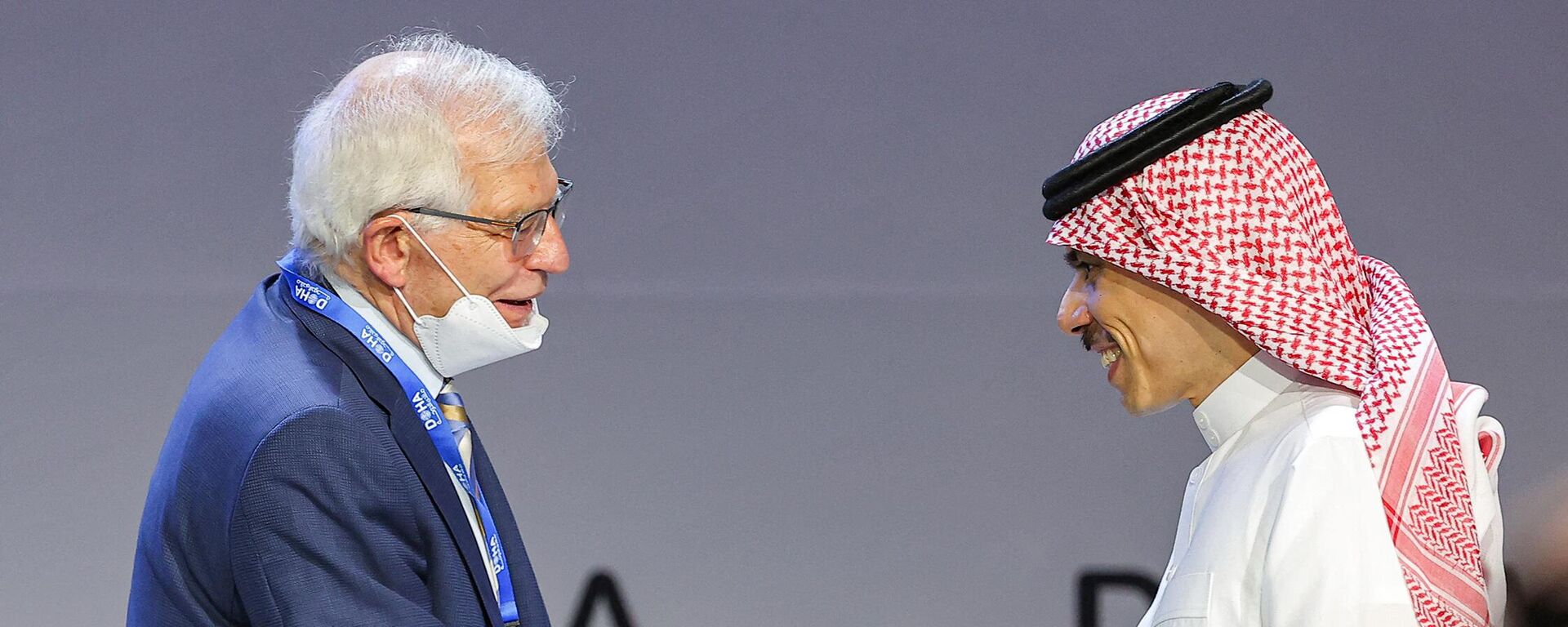 Josep Borrell, chefe das Relações Exteriores da União Europeia (à esquerda), cumprimenta o príncipe Faisal bin Farhan al-Saud, ministro das Relações Exteriores da Arábia Saudita, no Fórum Doha em Doha, Catar, 26 de março de 2022 - Sputnik Brasil, 1920, 15.06.2023