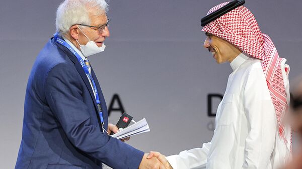 Josep Borrell, chefe das Relações Exteriores da União Europeia (à esquerda), cumprimenta o príncipe Faisal bin Farhan al-Saud, ministro das Relações Exteriores da Arábia Saudita, no Fórum Doha em Doha, Catar, 26 de março de 2022 - Sputnik Brasil