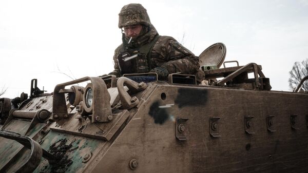 Militar ucraniano entra em veículo blindado de transporte de pessoal M113 durante operação militar especial em Zarechnoe, 6 de fevereiro de 2023 - Sputnik Brasil