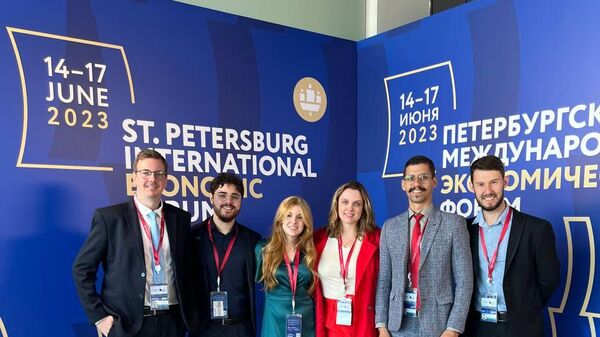 Delegação da juventude brasileira participa do Fórum Econômico Internacional de São Petersburgo (SPIEF, na sigla em inglês), no dia 16 de junho de 2023.   - Sputnik Brasil
