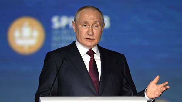 Vladimir Putin, presidente da Rússia, durante a sessão plenária do Fórum Econômico Internacional de São Petersburgo, 16 de junho de 2023 - Sputnik Brasil