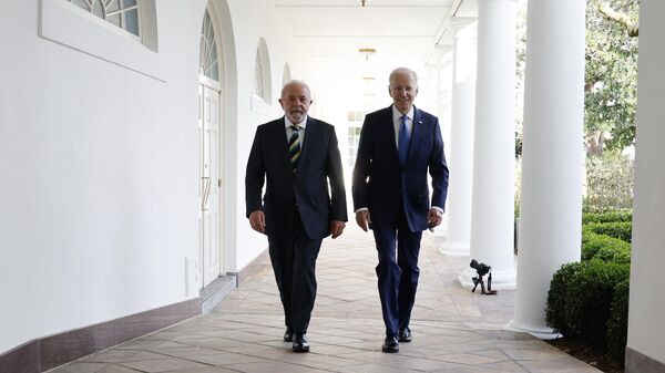 O presidente dos EUA, Joe Biden, e o presidente do Brasil, Luiz Inácio Lula da Silva, caminham juntos ao longo da colunata do Rose Garden na Casa Branca em Washington, DC, em 10 de fevereiro de 2023 - Sputnik Brasil