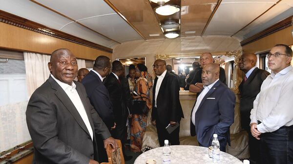 O presidente sul-africano Cyril Ramaphosa, à esquerda, e outros delegados viajam em um trem em direção a Kiev, de Varsóvia, Polônia, em 15 de junho de 2023 - Sputnik Brasil