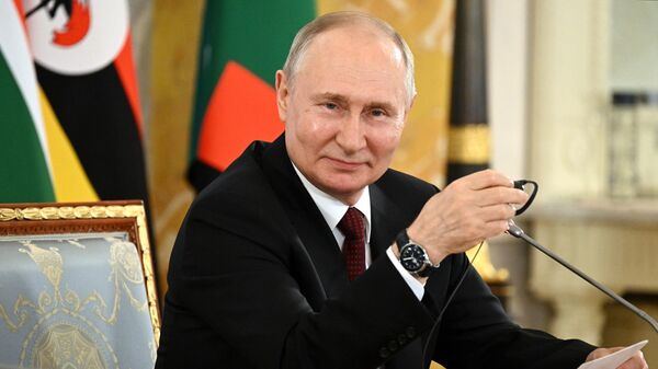 Presidente russo, Vladimir Putin recebe a delegação africana no Palácio de Constantino, na cidade russa de São Petersburgo, 17 de junho de 2023 - Sputnik Brasil