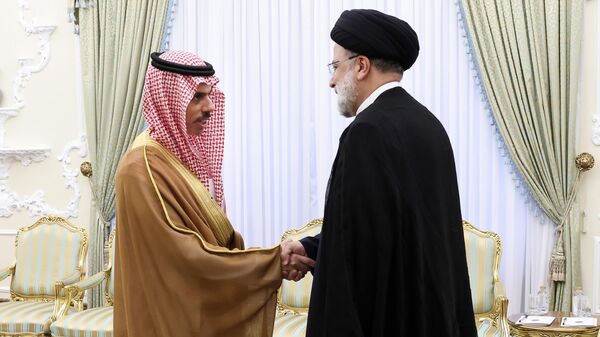 O presidente Ebrahim Raisi, à direita, aperta a mão do ministro das Relações Exteriores da Arábia Saudita, príncipe Faisal bin Farhan, no gabinete da presidência em Teerã, Irã, 17 de junho de 2023 - Sputnik Brasil