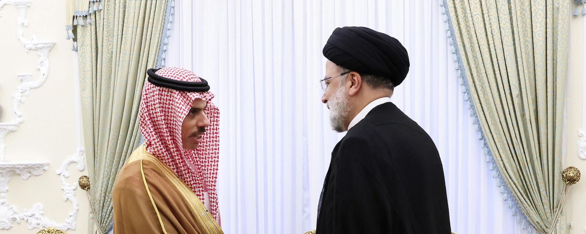 O presidente Ebrahim Raisi, à direita, aperta a mão do ministro das Relações Exteriores da Arábia Saudita, príncipe Faisal bin Farhan, no gabinete da presidência em Teerã, Irã, 17 de junho de 2023 - Sputnik Brasil, 1920, 17.06.2023