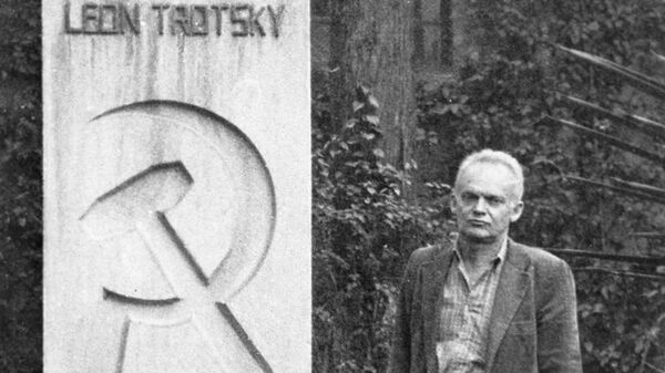 Neto de Leon Trotsky, Esteban Volkov, em um monumento erguido no túmulo de Trotsky, no México. - Sputnik Brasil
