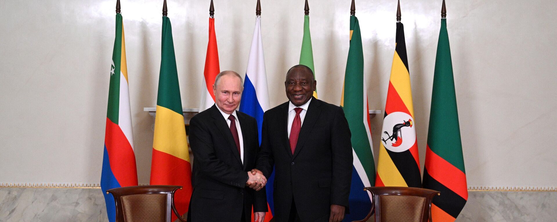 Presidente russo Vladimir Putin e o presidente sul-africano Cyril Ramaphosa durante a reunião, 17 de junho de 2023. - Sputnik Brasil, 1920, 18.06.2023