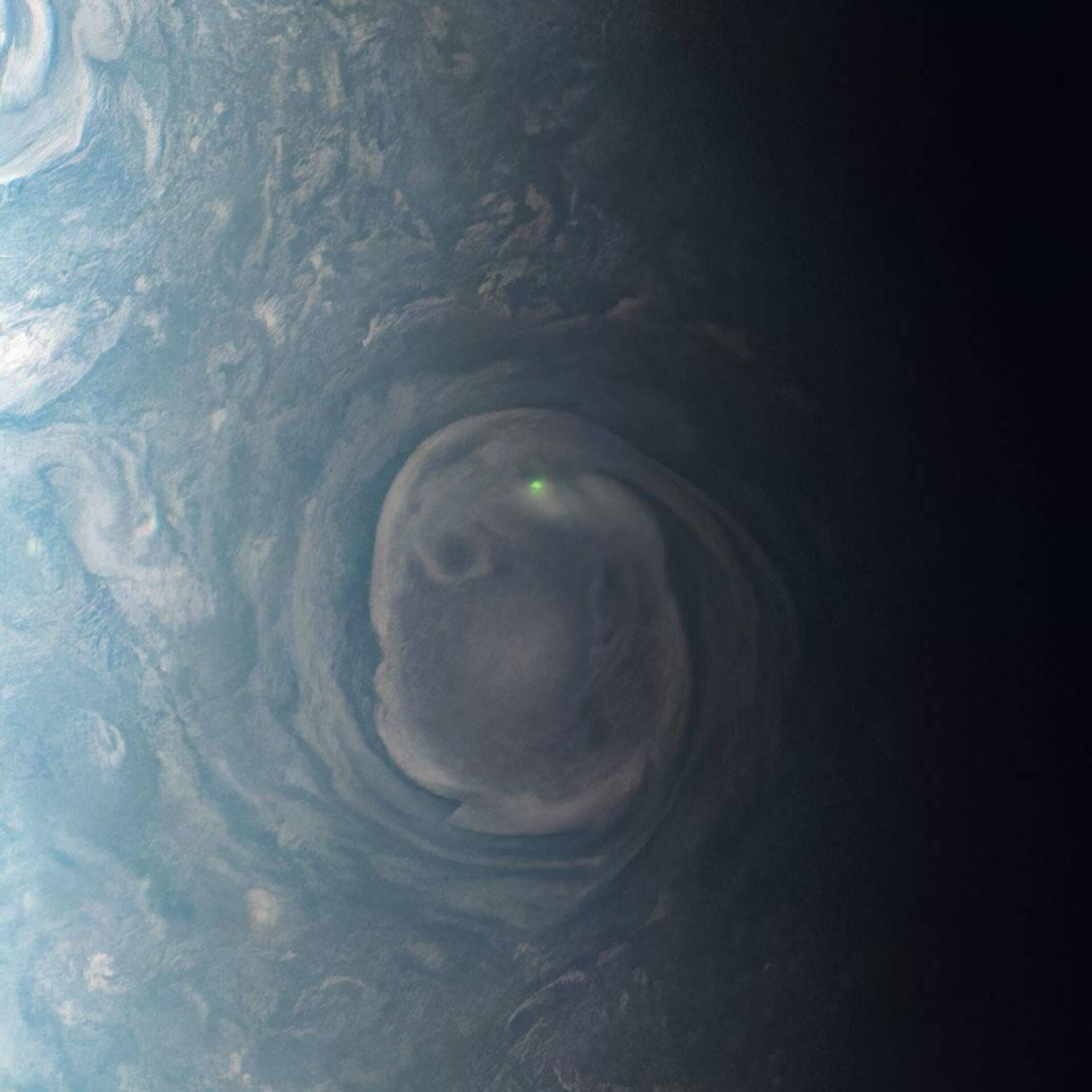 Clarão de raio dentro de vórtice é captado em Júpiter - Sputnik Brasil, 1920, 19.06.2023