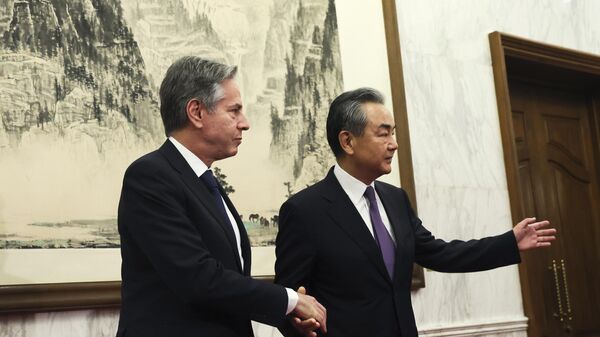 Secretário de Estado dos EUA, Antony Blinken (à esquerda), cumprimenta Wang Yi, da Comissão de Relações Exteriores do Comitê Central do PC da China (à direita), em Pequim,19 de junho de 2023. - Sputnik Brasil
