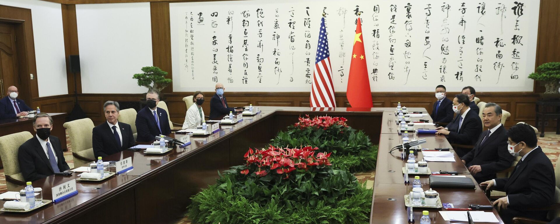 Secretário de Estado dos EUA, Antony Blinken (à esquerda), cumprimenta Wang Yi, da Comissão de Relações Exteriores do Comitê Central do PC da China (à direita), em Pequim,19 de junho de 2023. - Sputnik Brasil, 1920, 20.06.2023