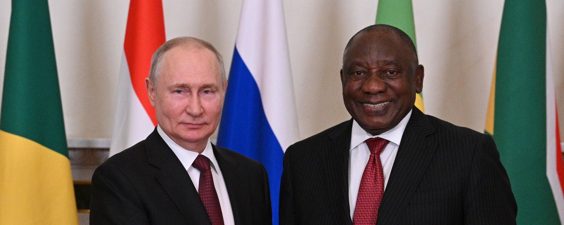 Presidente russo Vladimir Putin e o presidente sul-africano Cyril Ramaphosa durante a reunião, 17 de junho de 2023. - Sputnik Brasil, 1920, 19.06.2023
