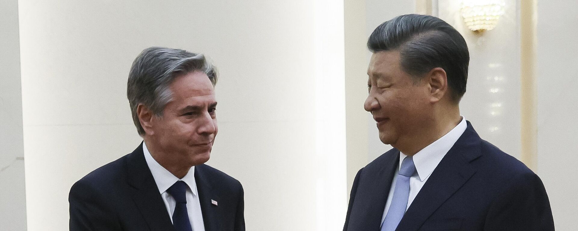 O secretário de Estado dos EUA, Antony Blinken cumprimenta o presidente chinês, Xi Jinping no Grande Salão do Povo em Pequim, em 19 de junho de 2023 - Sputnik Brasil, 1920, 19.06.2023