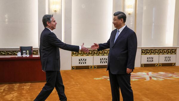 Secretário de Estado dos EUA, Antony Blinken, durante encontro com o presidente chinês, Xi Jinping, em Pequim - Sputnik Brasil