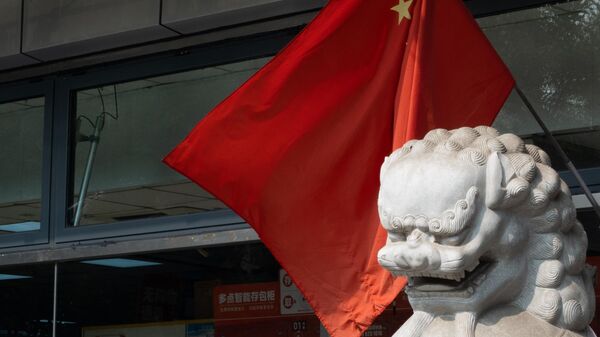 A bandeira nacional chinesa é vista em uma rua de um antigo bairro enquanto a cidade de Pequim se prepara para o 20º Congresso Nacional do Partido Comunista da China - Sputnik Brasil