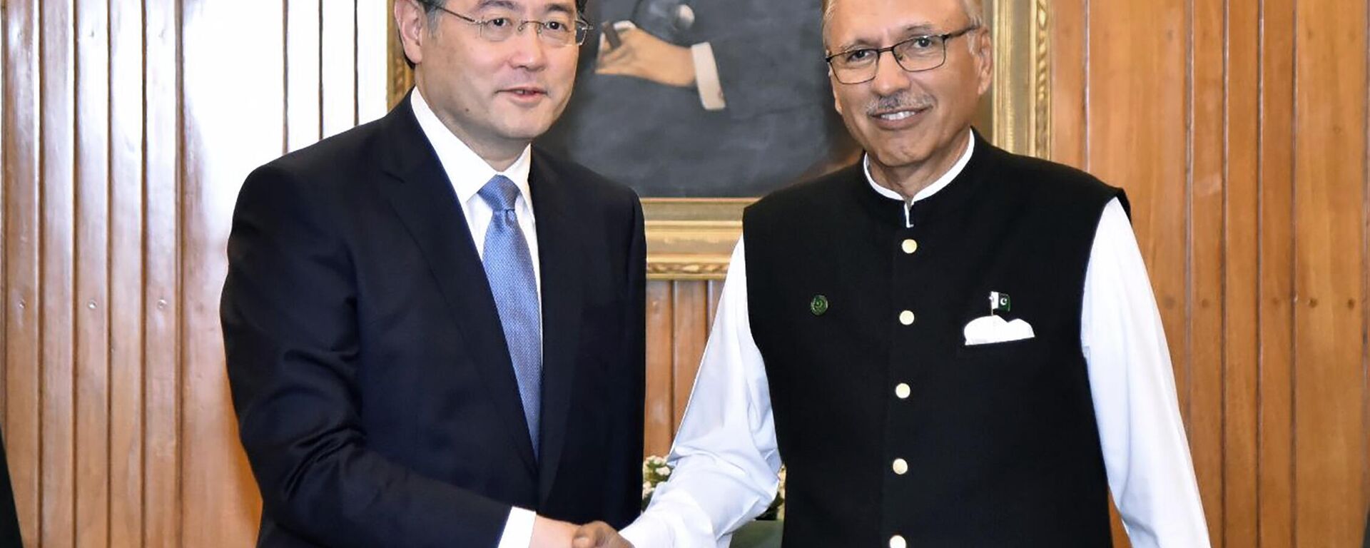 Nesta foto divulgada pelo gabinete do presidente do Paquistão, o ministro das Relações Exteriores da China, Qin Gang, à esquerda, aperta a mão do presidente paquistanês Arif Alvi antes de sua reunião, em Islamabad, Paquistão, 5 de maio de 2023 - Sputnik Brasil, 1920, 20.06.2023