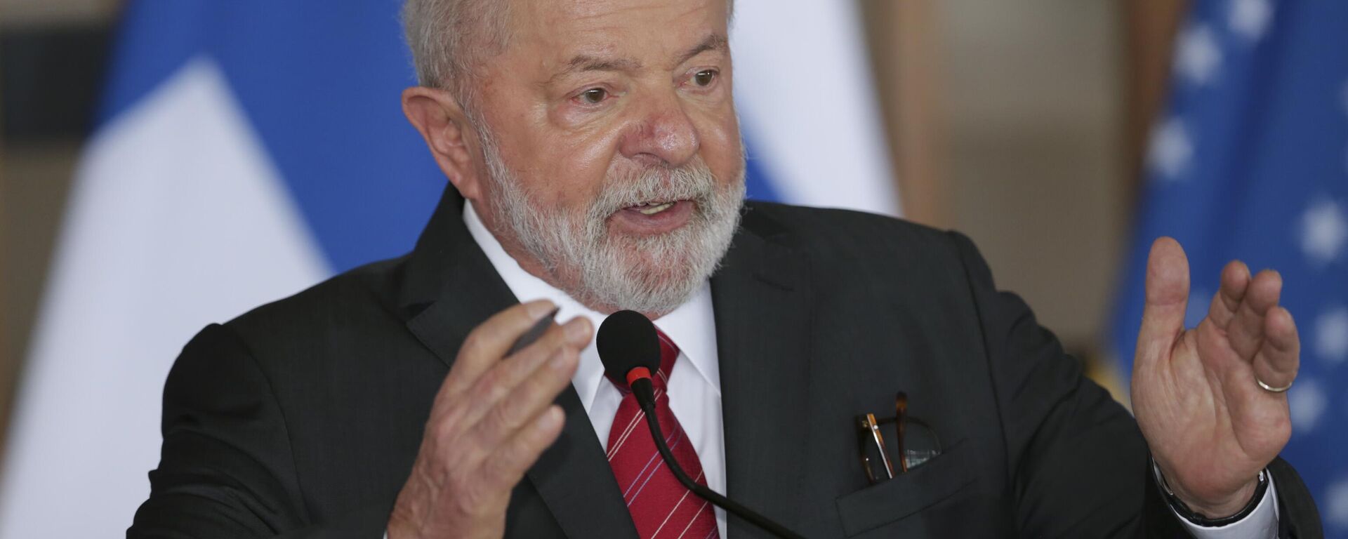 O presidente brasileiro Luiz Inácio Lula da Silva fala durante uma coletiva de imprensa após uma reunião com o presidente da Finlândia no palácio do Itamaraty, em Brasília, Brasil, 1º de junho de 2023 - Sputnik Brasil, 1920, 20.06.2023