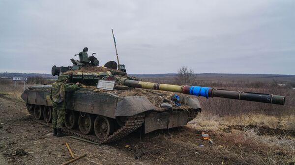 Tanque ucraniano atingido perto do povoado de Gnutovo nos arredores de Mariupol (foto de arquivo)   - Sputnik Brasil