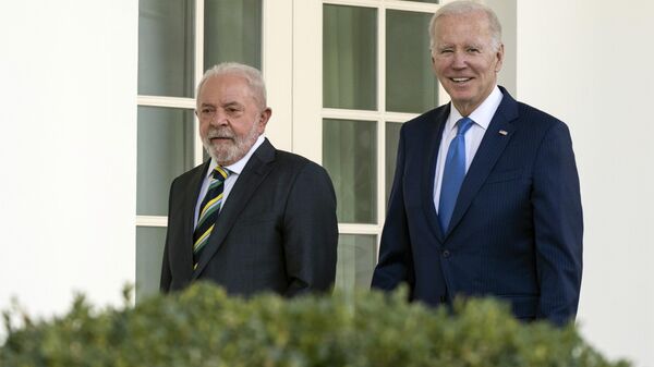 O presidente brasileiro Luiz Inácio Lula da Silva e o presidente Joe Biden caminham ao longo da Colunata Ocidental até o Salão Oval da Casa Branca em Washington, 2 de fevereiro 10, 2023 - Sputnik Brasil