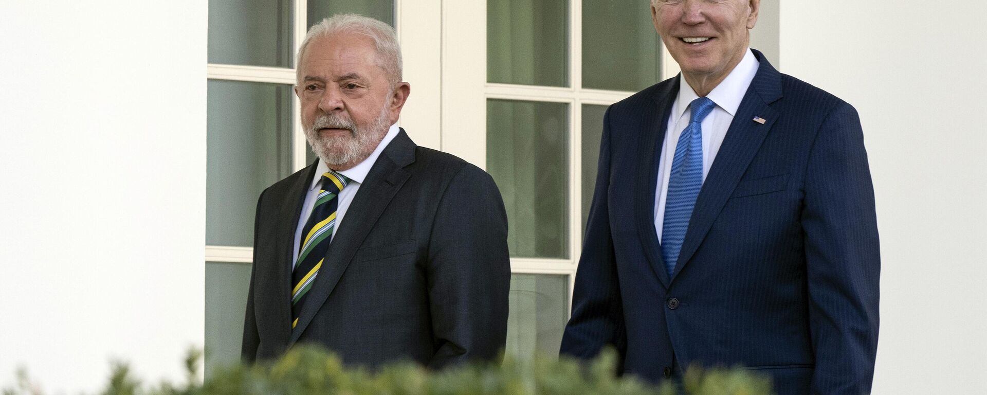 O presidente brasileiro Luiz Inácio Lula da Silva e o presidente Joe Biden caminham ao longo da Colunata Ocidental até o Salão Oval da Casa Branca em Washington, 2 de fevereiro 10, 2023 - Sputnik Brasil, 1920, 21.06.2023