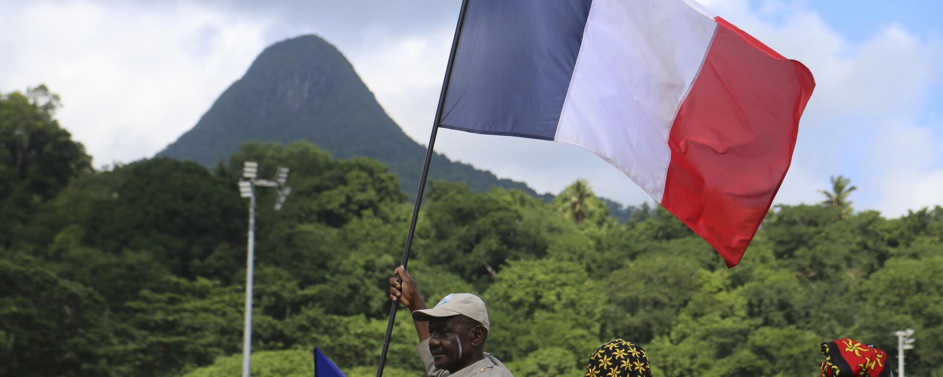 Apoiadores da chamada operação Wuambushu, que visa expulsar migrantes, se reúnem em um estádio de futebol em Chirongui, no território francês de Mayotte, Oceano Índico, 27 de abril de 2023. - Sputnik Brasil, 1920, 22.06.2023