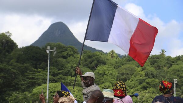 Apoiadores da chamada operação Wuambushu, que visa expulsar migrantes, se reúnem em um estádio de futebol em Chirongui, no território francês de Mayotte, Oceano Índico, 27 de abril de 2023. - Sputnik Brasil