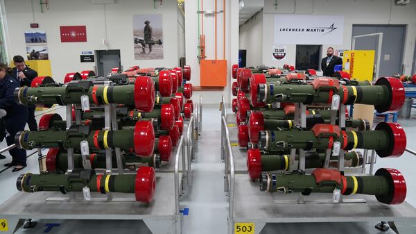 Mísseis antitanque Javelin em carrinhos enquanto nas instalações de operações da Lockheed Martin Pike, onde os mísseis antitanque Javelin são fabricados, 3 de maio de 2022 - Sputnik Brasil