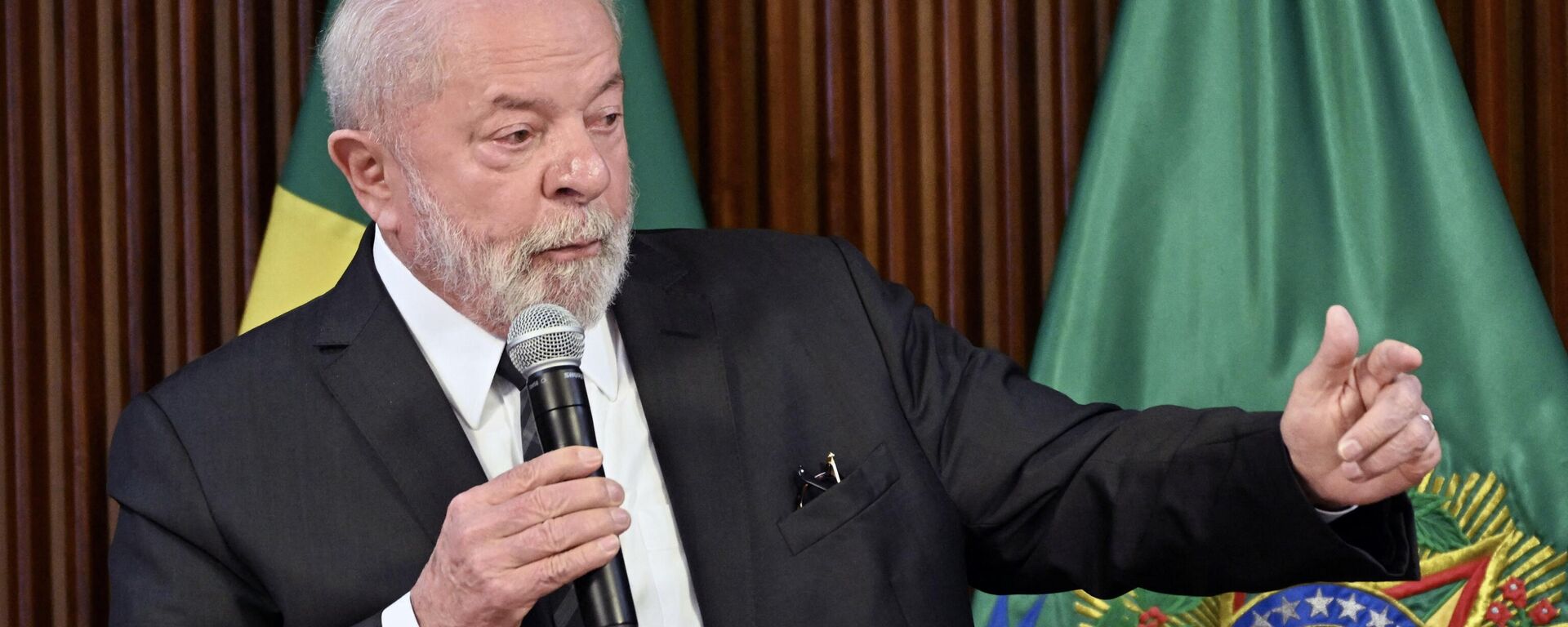 O presidente brasileiro Luiz Inácio Lula da Silva discursa durante reunião ministerial no Palácio do Planalto, em Brasília, em 15 de junho de 2023 - Sputnik Brasil, 1920, 22.06.2023