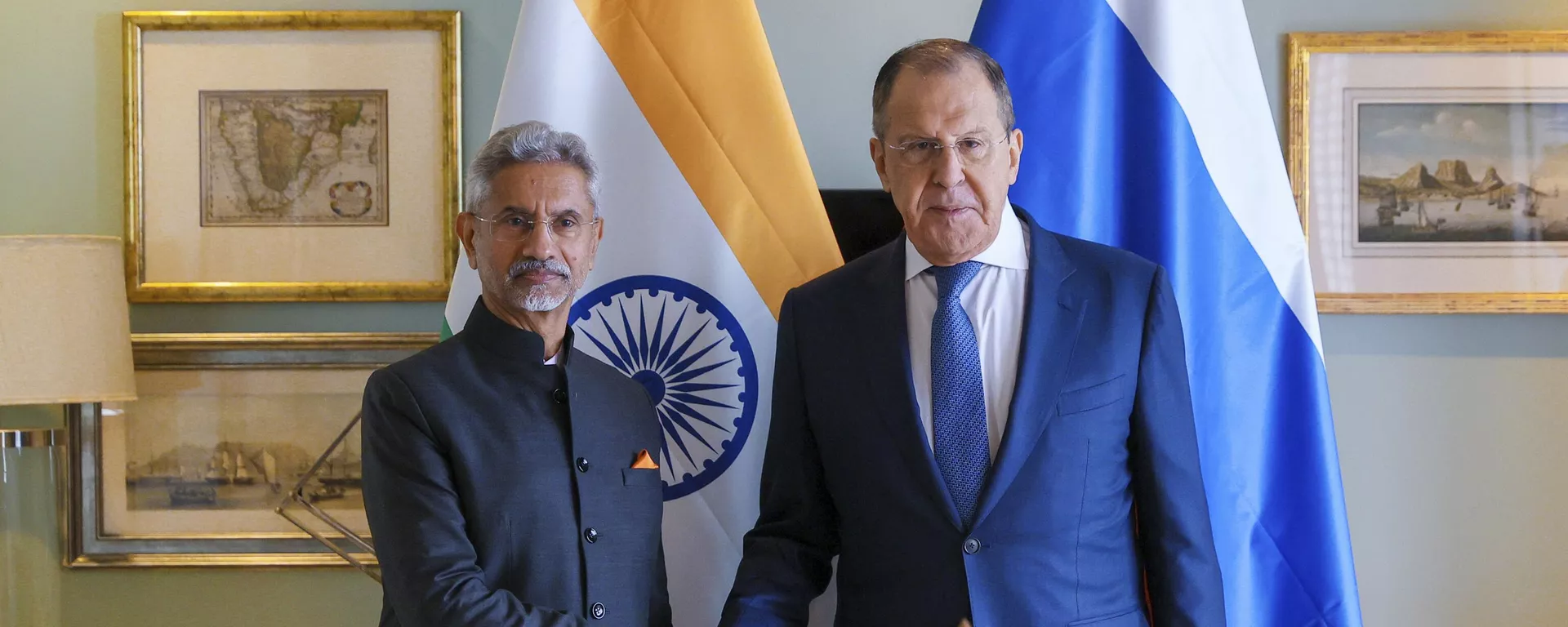 Ministro das Relações Exteriores da Rússia, Sergei Lavrov, à direita, e o ministro das Relações Exteriores da Índia, Subrahmanyam Jaishankar, apertam as mãos durante sua reunião à margem de uma reunião de ministros das Relações Exteriores do BRICS na Cidade do Cabo. África do Sul, 1º de junho de 2023 - Sputnik Brasil, 1920, 23.02.2024