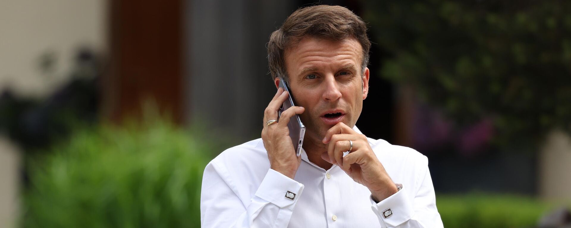 Presidente da França, Emmanuel Macron, fala ao celular antes de uma sessão de trabalho no Castelo de Elmau, sul Alemanha, durante a Cúpula do G7, 27 de junho de 2022. - Sputnik Brasil, 1920, 23.07.2023