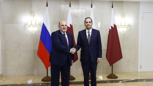 Primeiro-ministro russo Mikhail Mishustin, à esquerda, e o primeiro-ministro e chefe da diplomacia do Catar, Mohamed bin Abdulrahman Thani, à direita, durante uma reunião em Moscou. - Sputnik Brasil
